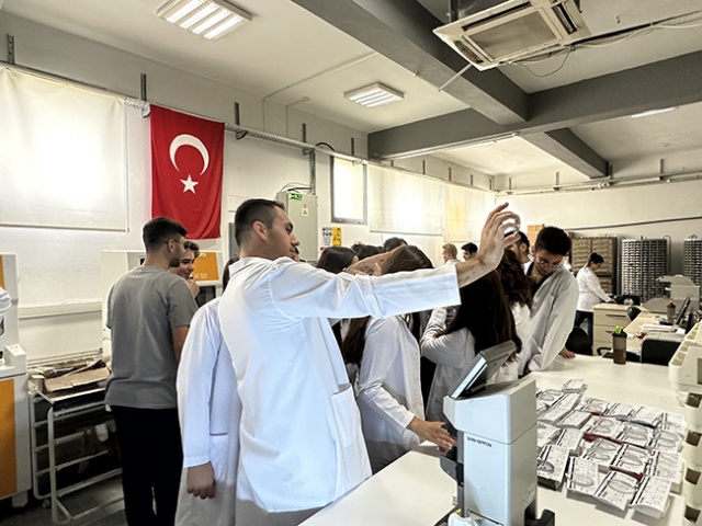 İzmir Tınaztepe Üniversitesi SHMYO Optisyenlik Bölümü Öğrencilerinin Akay Rx Laboratory Ziyareti