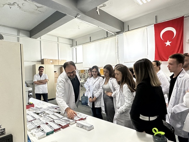 İzmir Tınaztepe Üniversitesi SHMYO Optisyenlik Bölümü Öğrencilerinin Akay Rx Laboratory Ziyareti