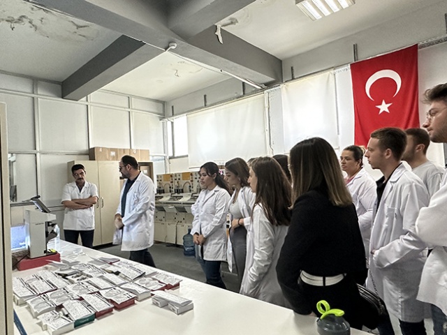 İzmir Tınaztepe Üniversitesi SHMYO Optisyenlik Bölümü Öğrencilerinin Akay Rx Laboratory Ziyareti