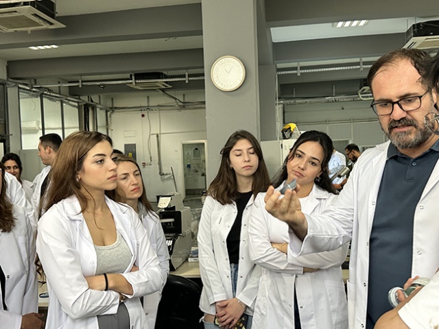 İzmir Tınaztepe Üniversitesi SHMYO Optisyenlik Bölümü Öğrencilerinin Akay Rx Laboratory Ziyareti