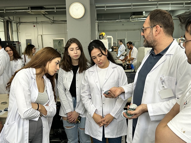 İzmir Tınaztepe Üniversitesi SHMYO Optisyenlik Bölümü Öğrencilerinin Akay Rx Laboratory Ziyareti