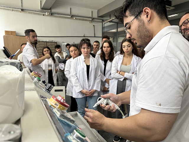 İzmir Tınaztepe Üniversitesi SHMYO Optisyenlik Bölümü Öğrencilerinin Akay Rx Laboratory Ziyareti