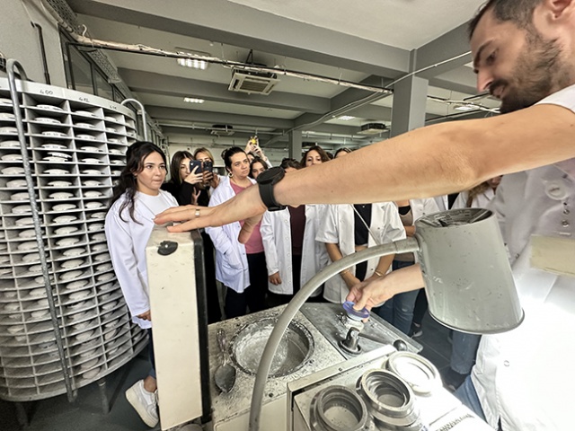 İzmir Tınaztepe Üniversitesi SHMYO Optisyenlik Bölümü Öğrencilerinin Akay Rx Laboratory Ziyareti