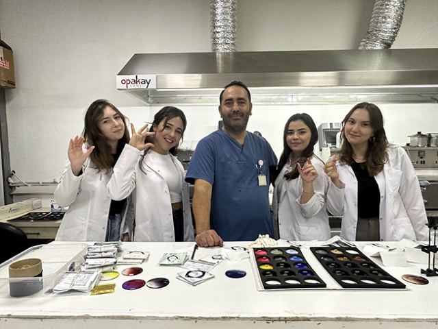 İzmir Tınaztepe Üniversitesi SHMYO Optisyenlik Bölümü Öğrencilerinin Akay Rx Laboratory Ziyareti