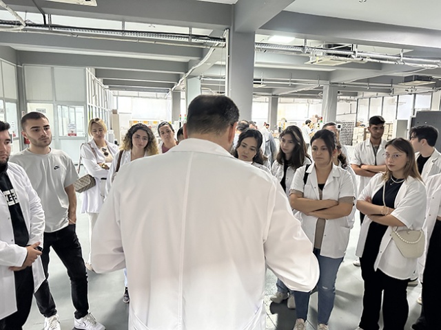 İzmir Tınaztepe Üniversitesi SHMYO Optisyenlik Bölümü Öğrencilerinin Akay Rx Laboratory Ziyareti