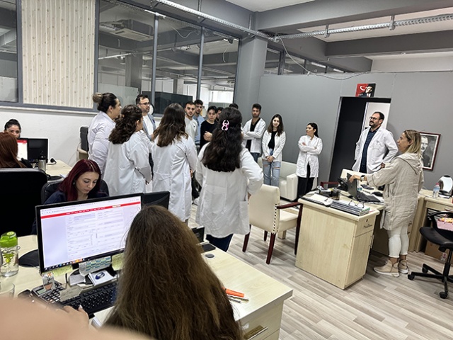 İzmir Tınaztepe Üniversitesi SHMYO Optisyenlik Bölümü Öğrencilerinin Akay Rx Laboratory Ziyareti