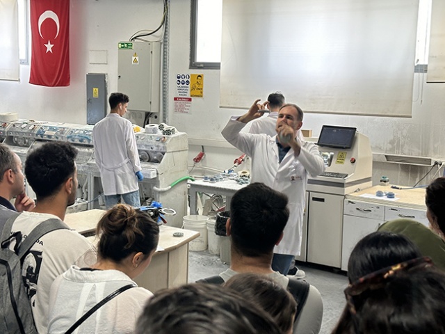 Ege Üniversitesi Optisyenlik Bölümü Akay Rx Laboratory’i Ziyareti Etti